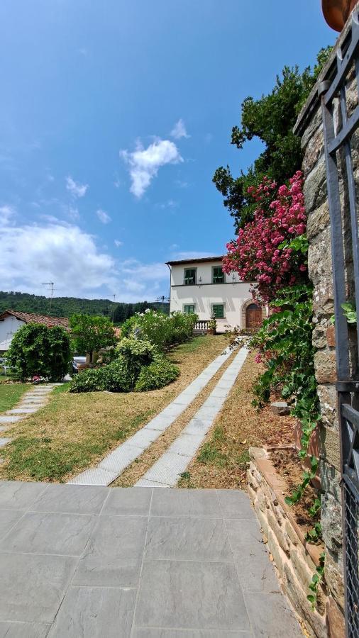 Villa Castel Del Monte Pescia Exteriör bild