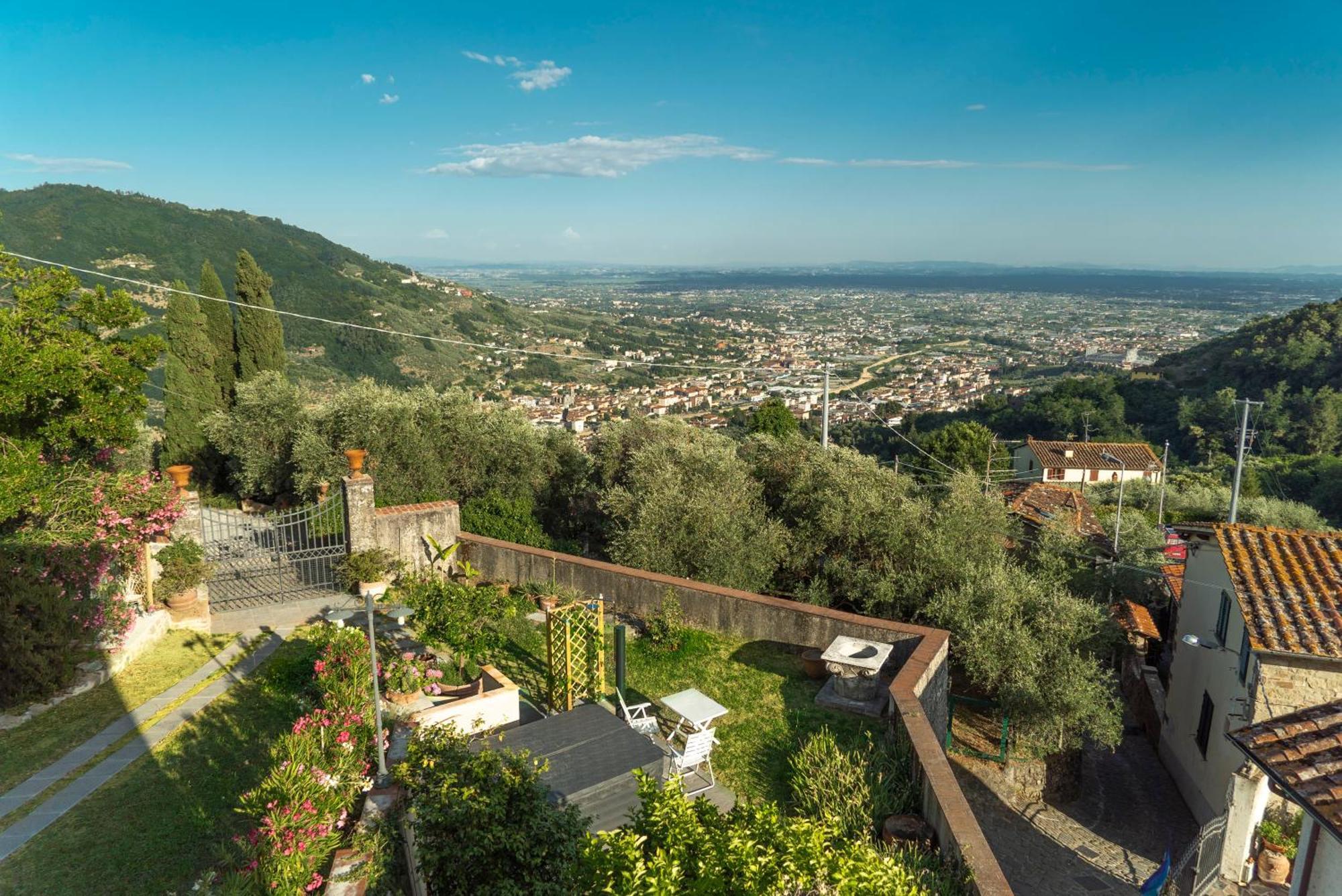 Villa Castel Del Monte Pescia Exteriör bild