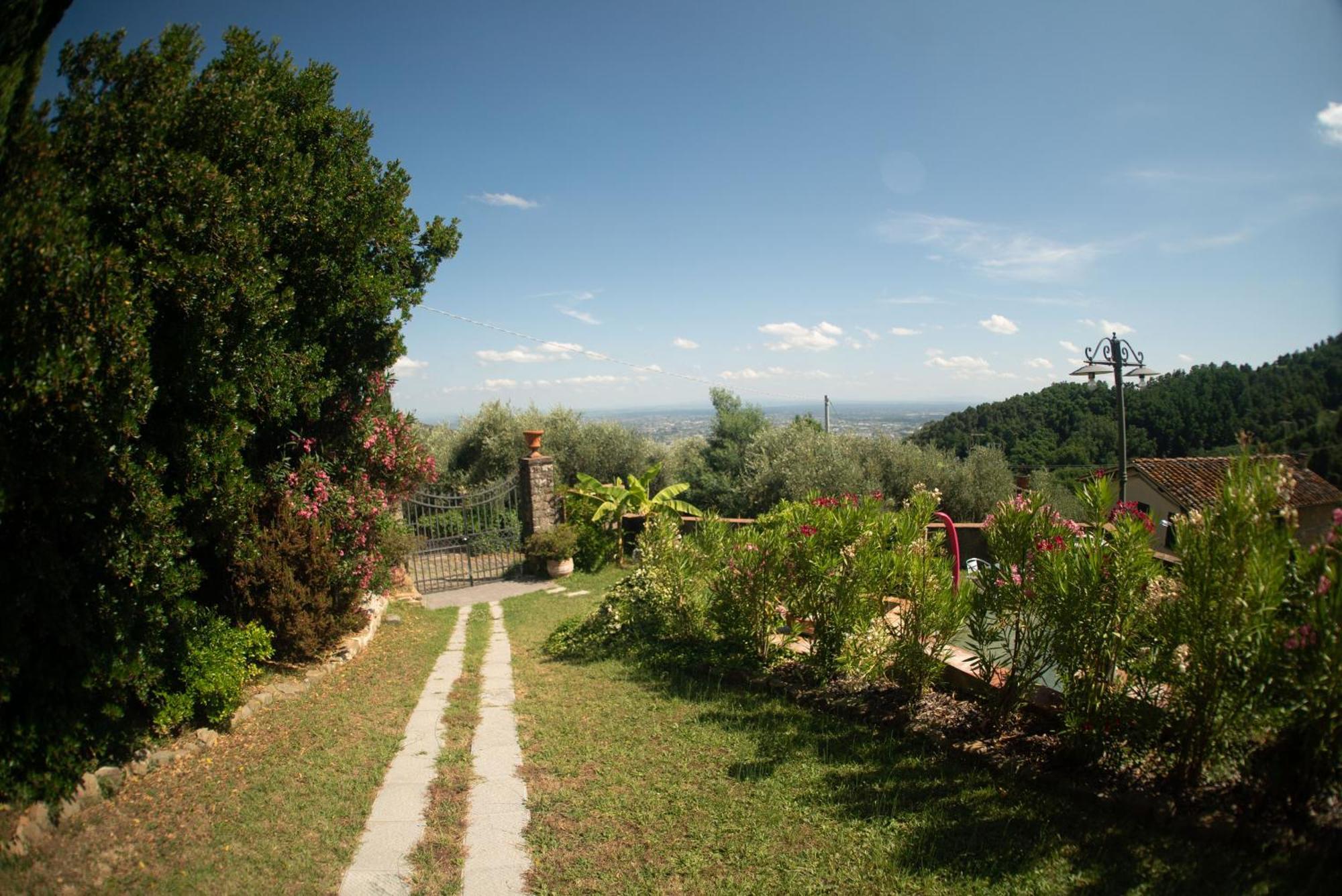 Villa Castel Del Monte Pescia Exteriör bild