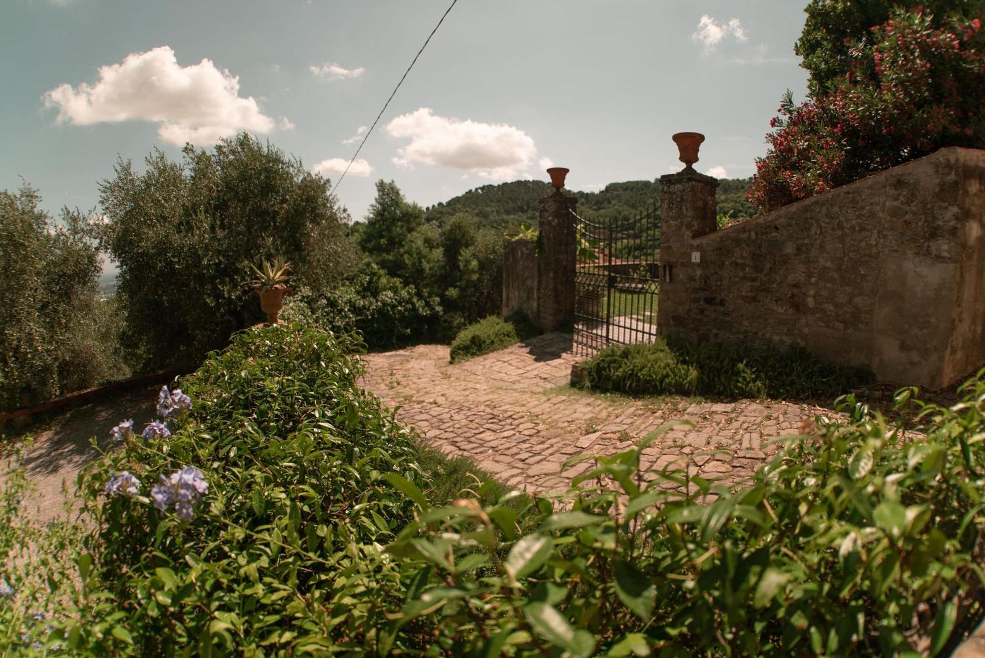 Villa Castel Del Monte Pescia Exteriör bild